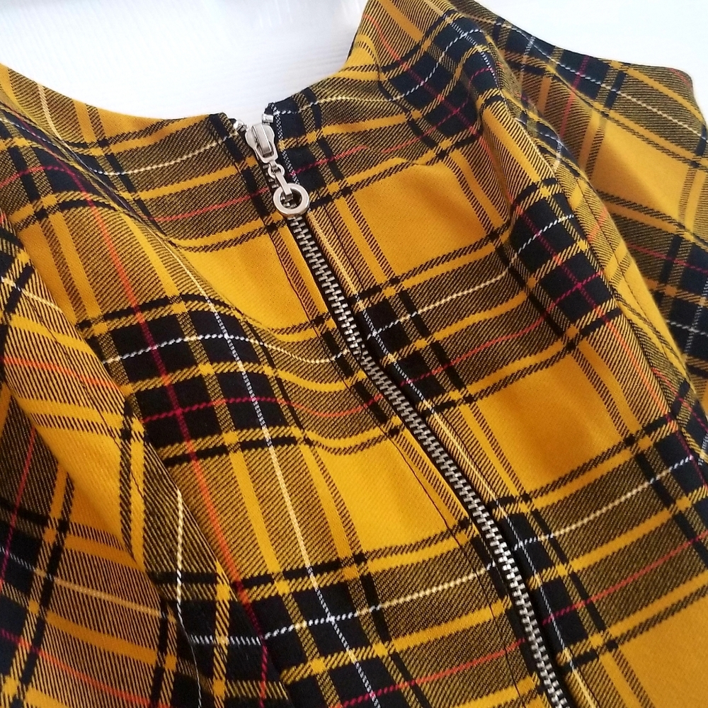 New. Fun Pattern Crop Top - Picture 4 of 4